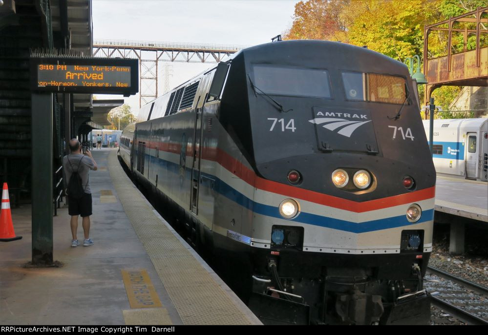 AMTK 714 arrives on train 292